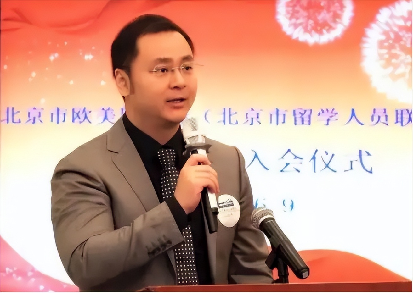 陈景润40岁誉满全球，47岁娶小18岁女军医，唯一的儿子成就如何