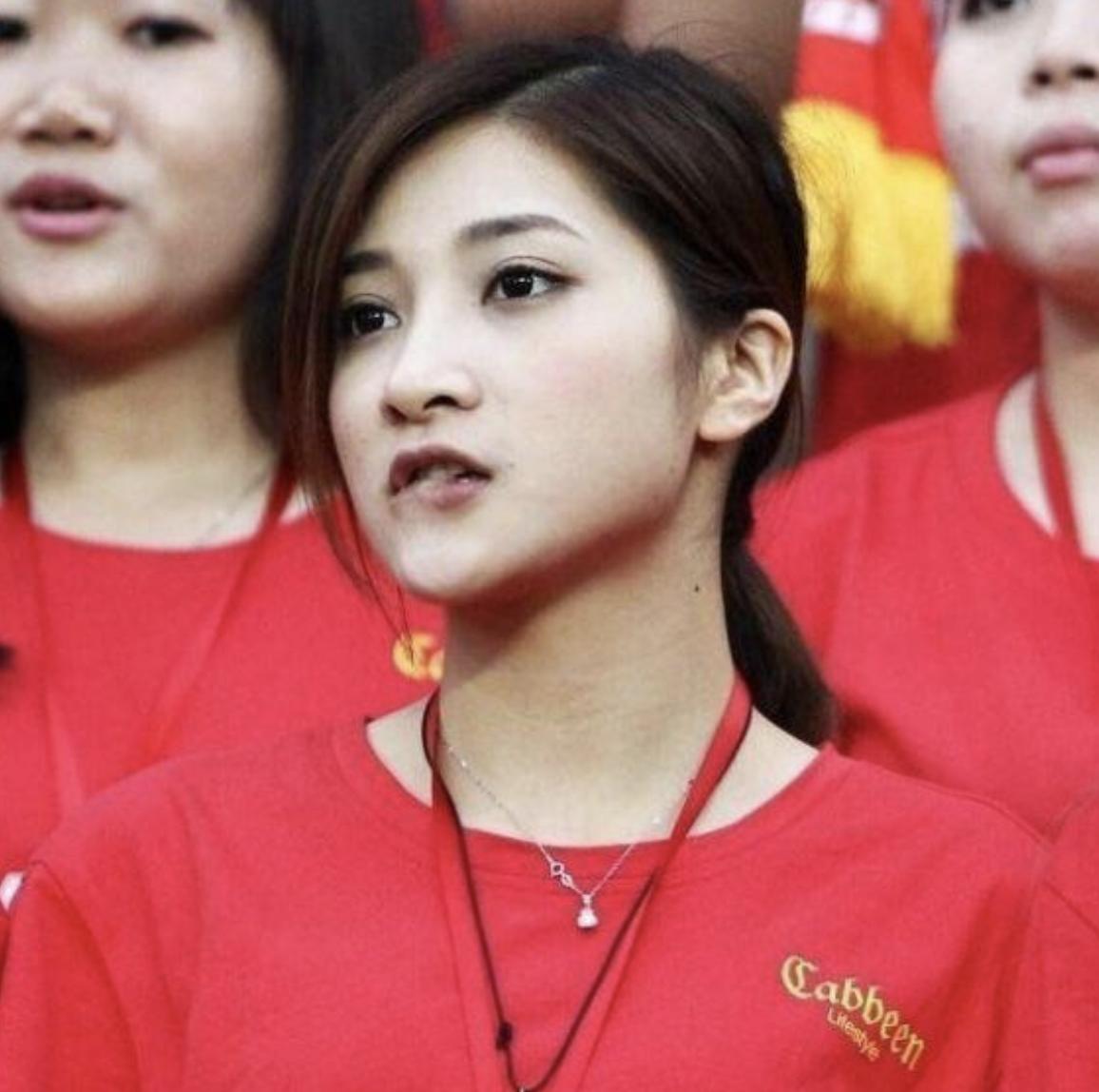 失望！场上散步+眼神防守，国足输球后，还不忘选购奢侈品