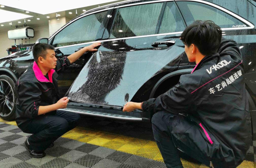 车窗膜刚贴完小水泡会自己消失吗,挡风玻璃膜刚贴完有小水泡正常吗