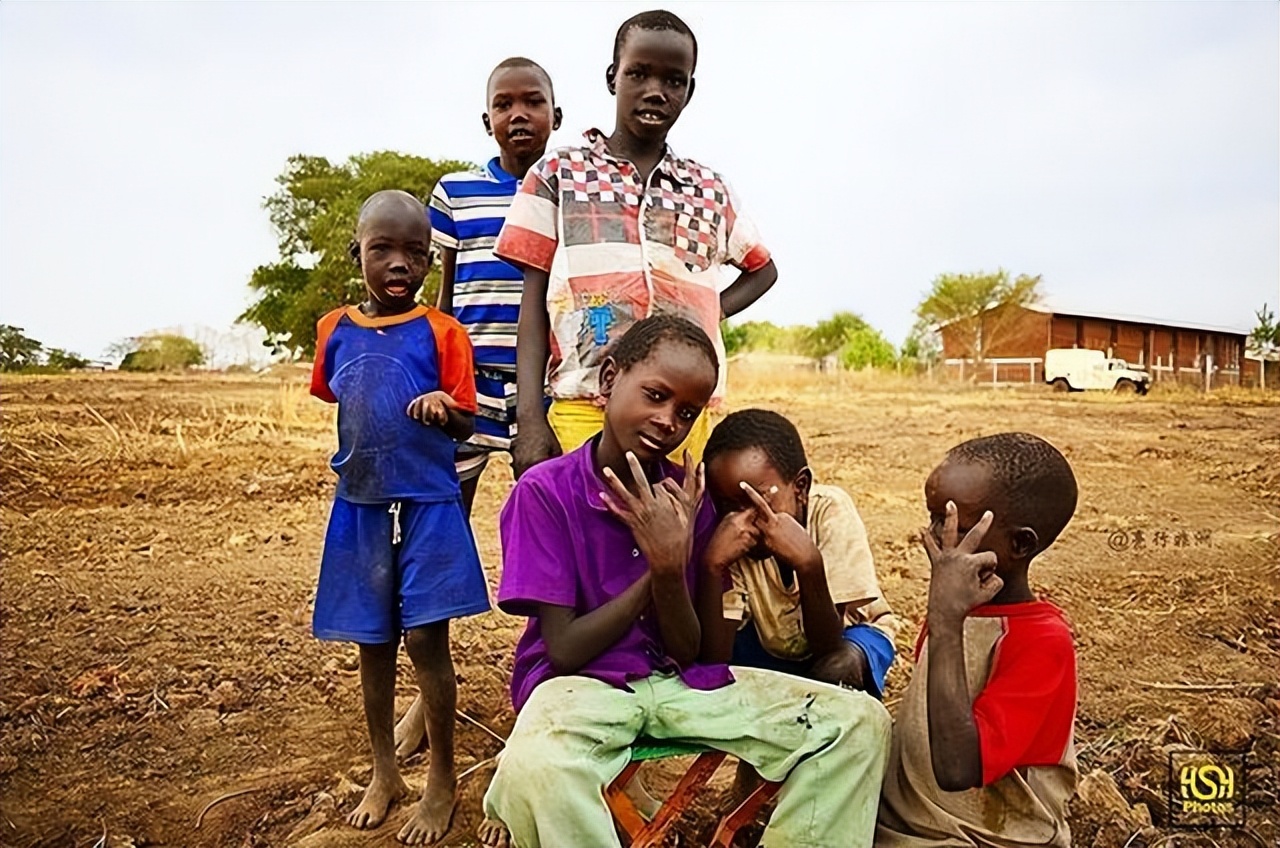 非洲“传统”部落，女孩用树叶“掩体”，繁衍后代方式令人咋舌