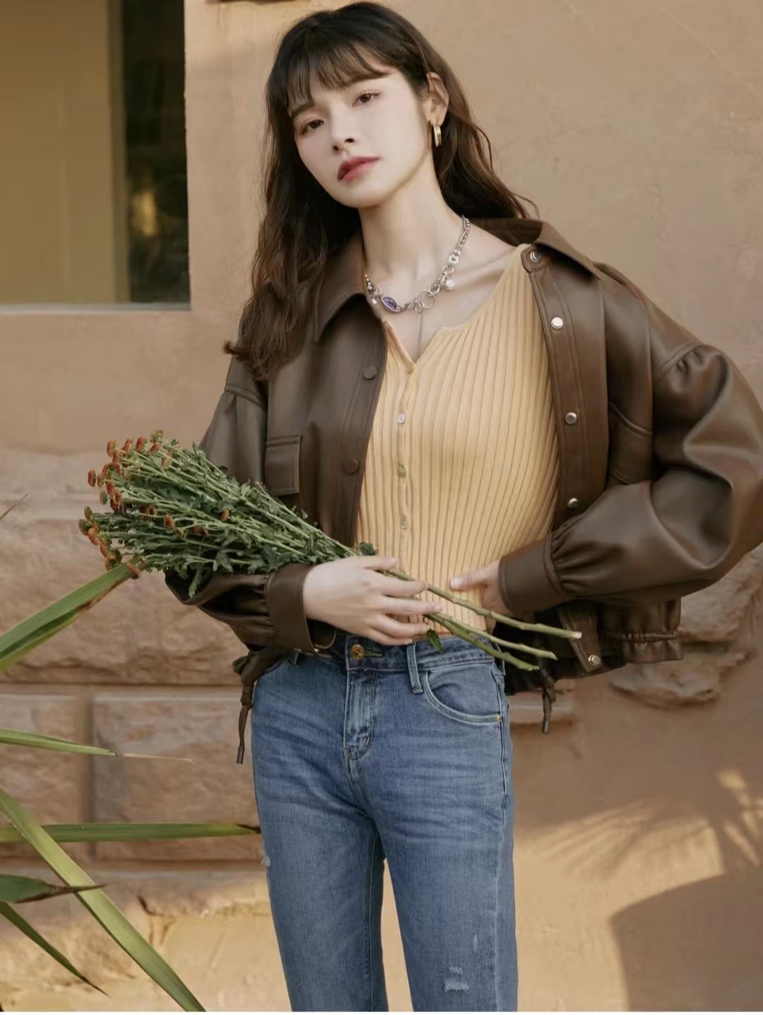 黑色机车皮衣搭配女秋冬,男士皮衣怎么搭配才显高级