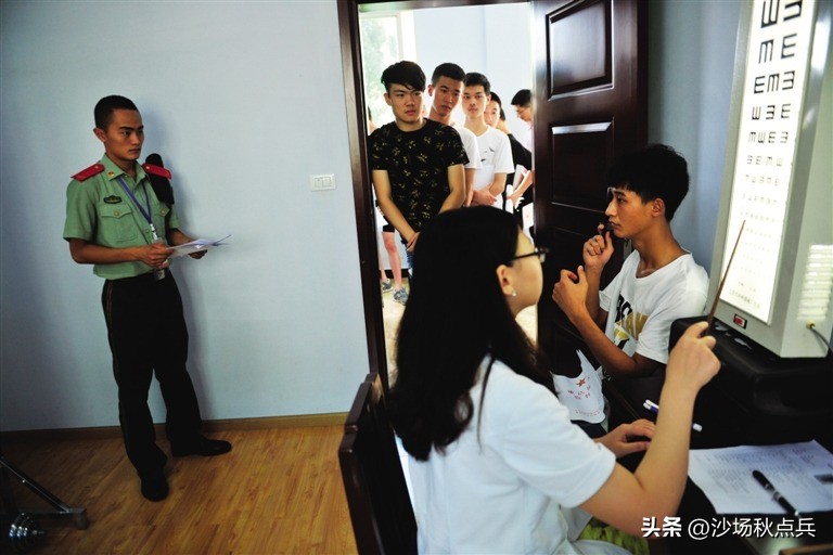 350度近视也能当兵了？3846万男青年有2100万近视，高校近视率87%