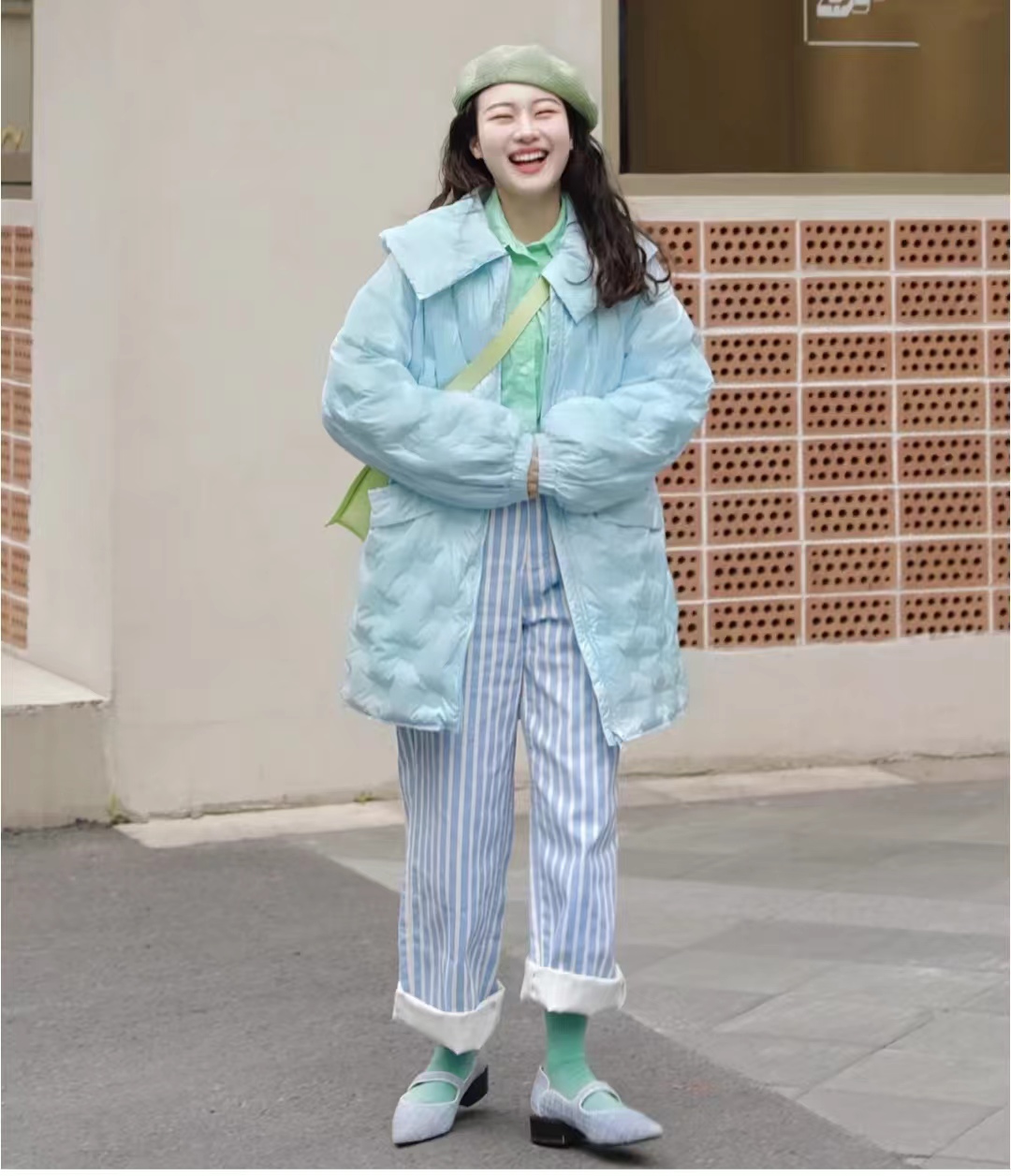 冬季穿什么颜色的羽绒服最百搭,流行的冬季羽绒服颜色搭配