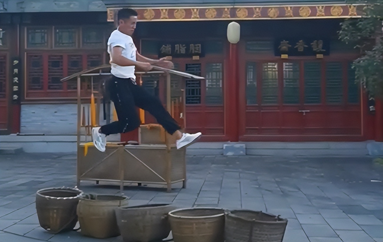 “蜻蜓水上漂”轻功重出江湖了？重庆小伙吸粉百万，老外又懵了