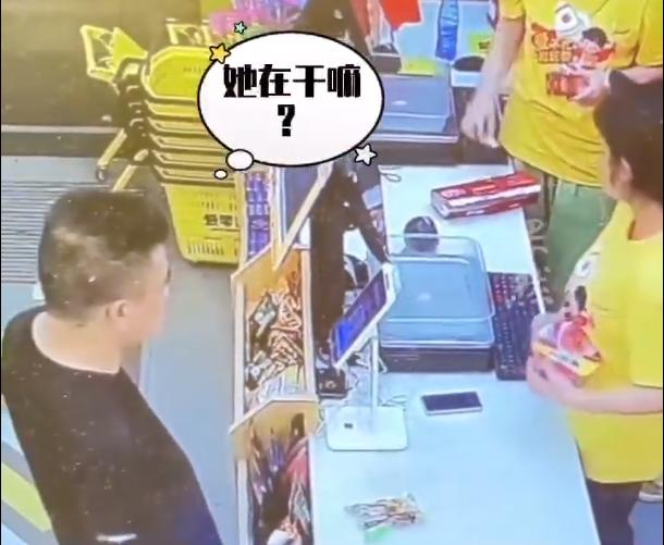顾客拿泡面去结账,顾客拿泡面结账被收银小姐姐拆开