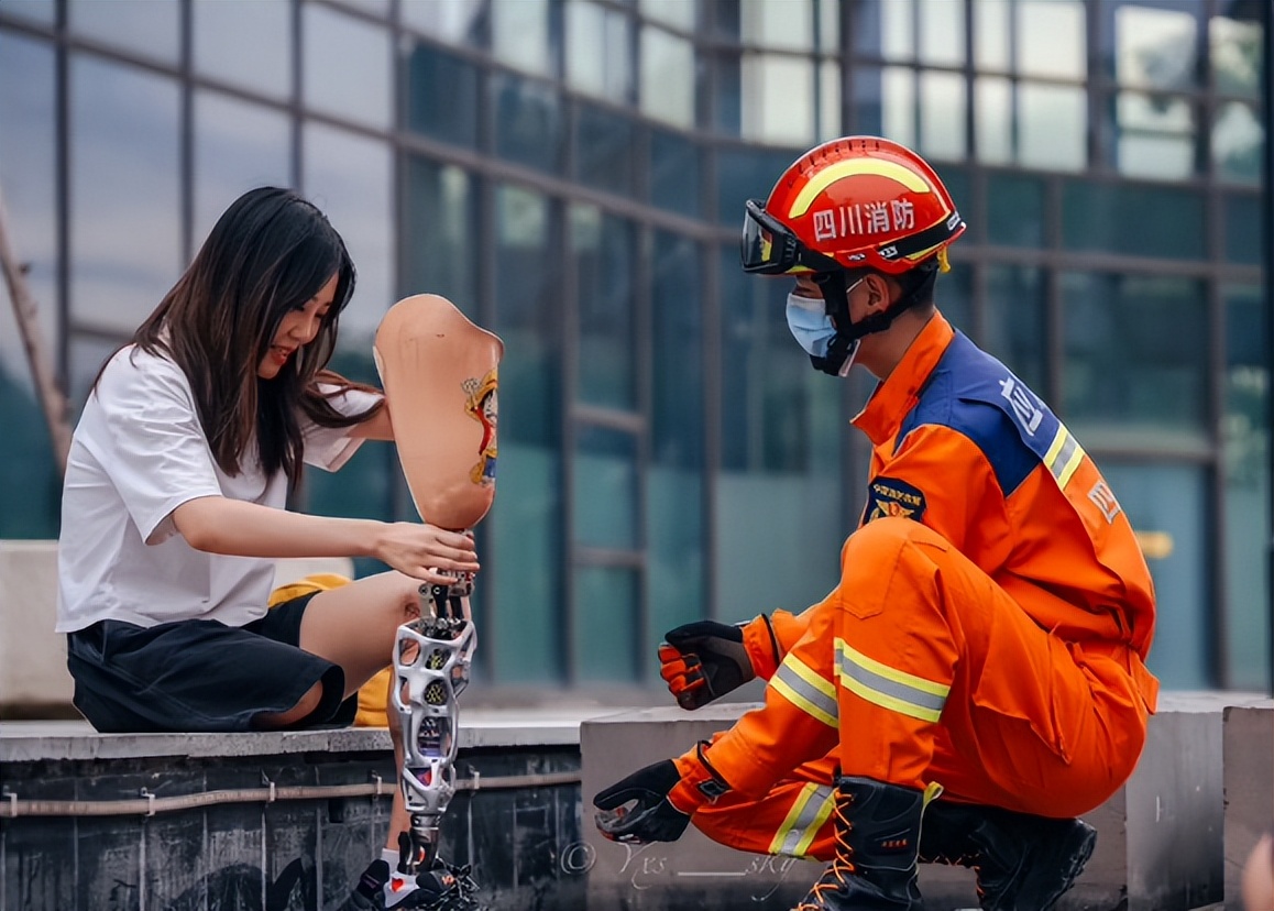 本年度最甜爱情故事：蓝朋友成了男朋友！汶川地震“钢腿女孩”官宣恋爱，全网磕糖
