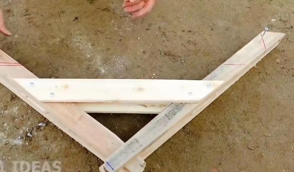 小哥把竹子编织成长方形鸡笼,小哥建造鸡舍