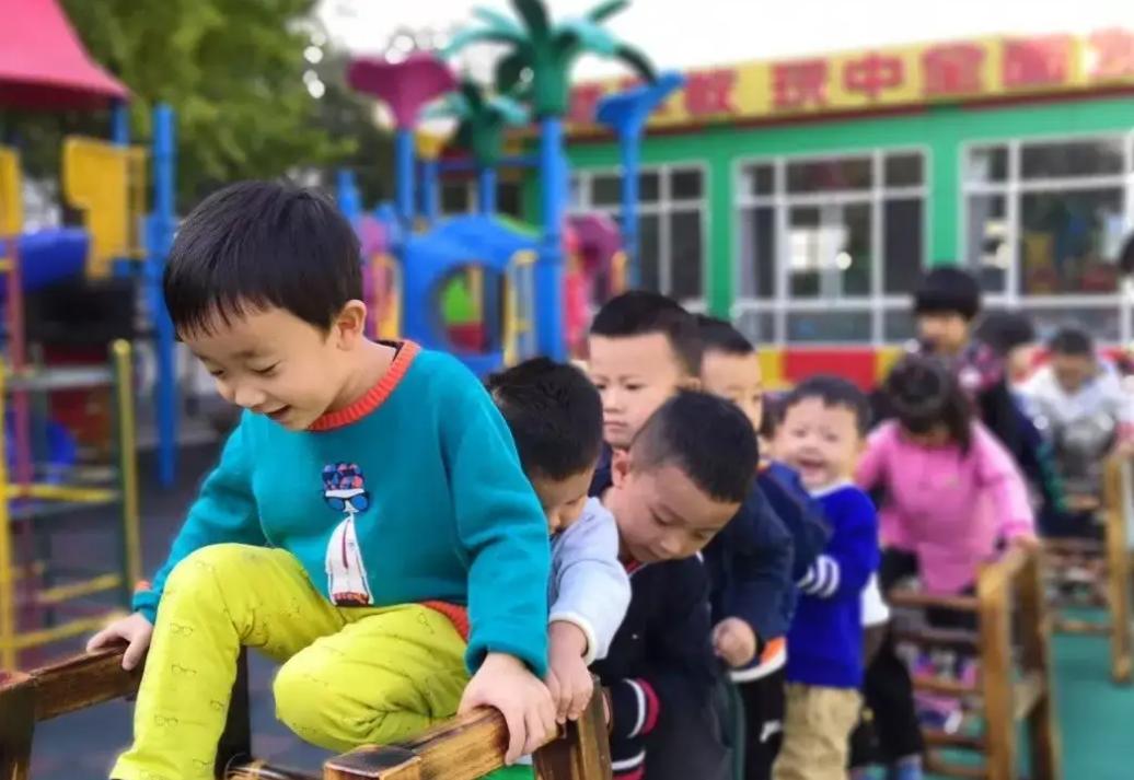 幼儿园学生家长明着“抢衣服”？因撞衫把名牌换山寨，吃相太难看