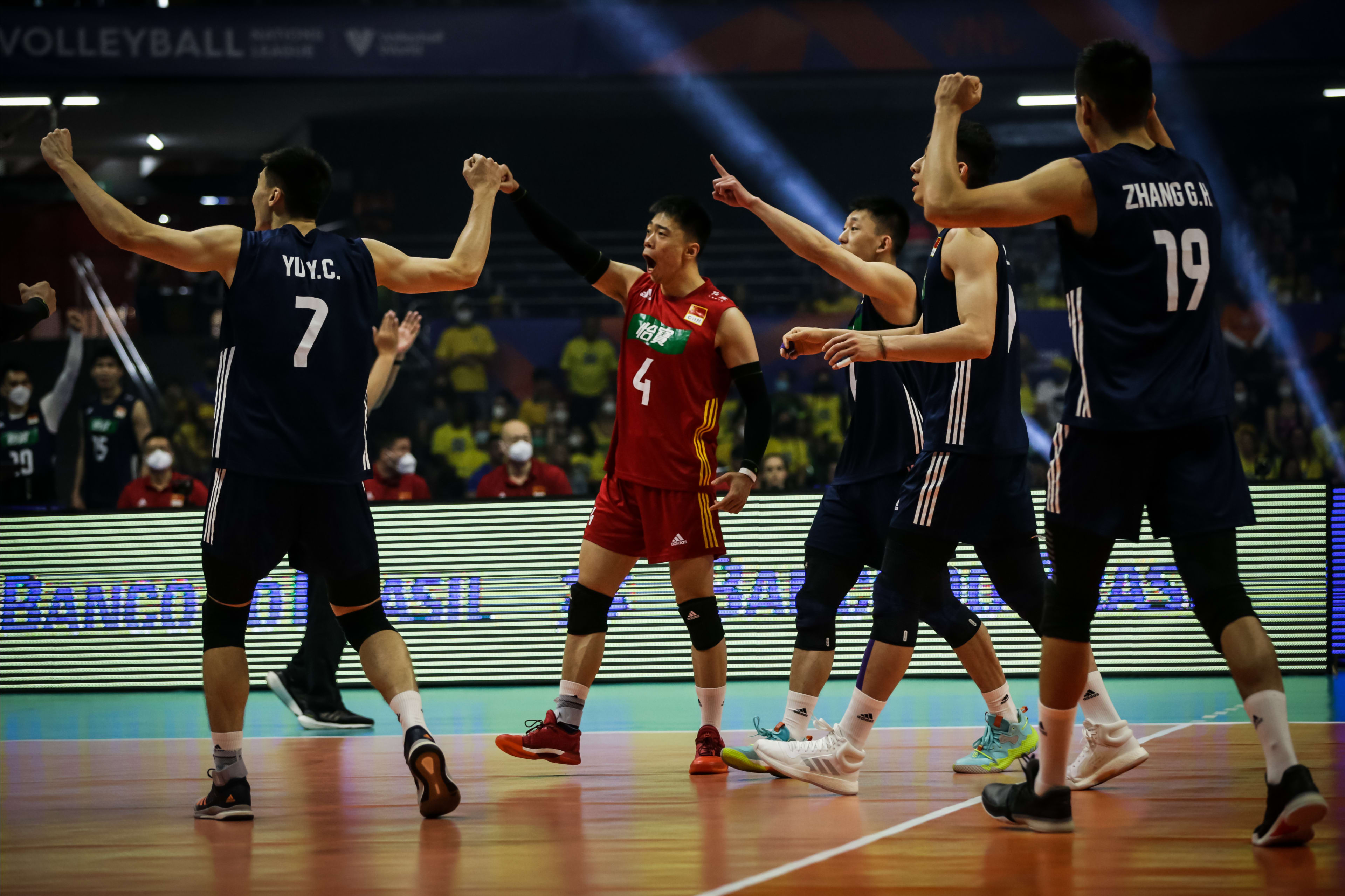 爆冷掀翻世界第一！中国男排3比0完胜巴西，喜提世联赛首胜