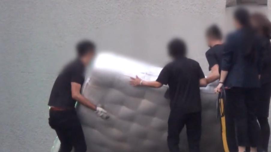 大S具俊晔还床垫画面曝光，200万床垫上有超大块血渍引围观