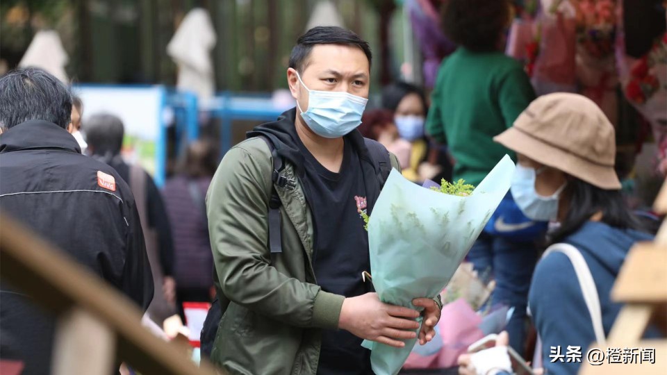 情人节过后男人送女人什么礼物,情人节男士送花给女士