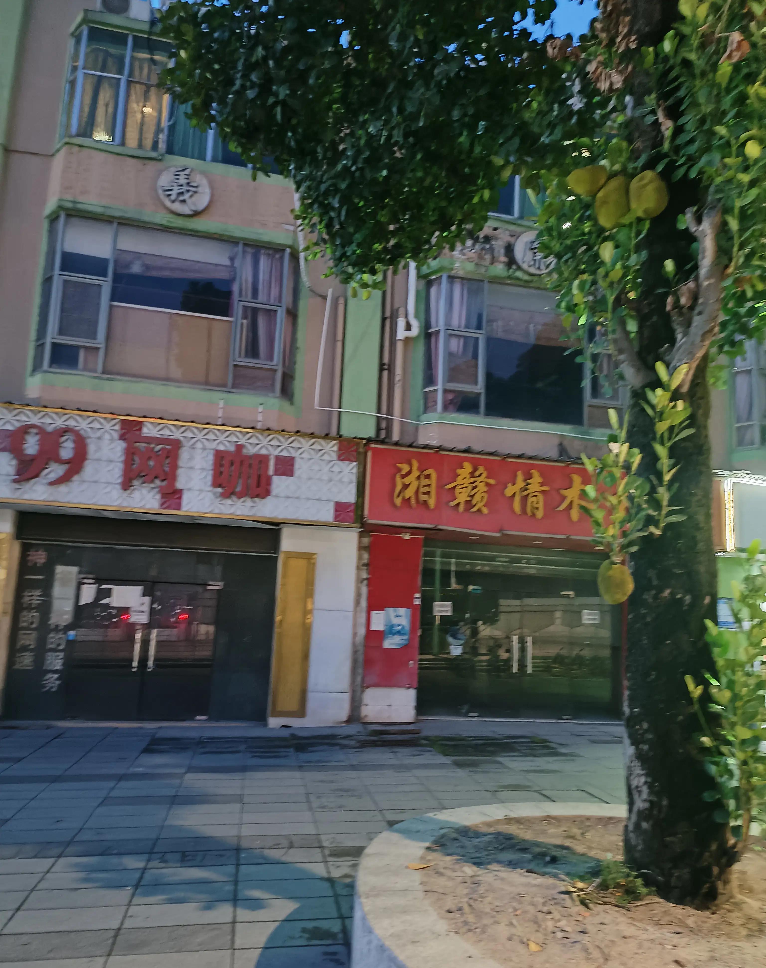 新安厂解散之后，我们周边的餐饮、休闲娱乐和百货店纷...