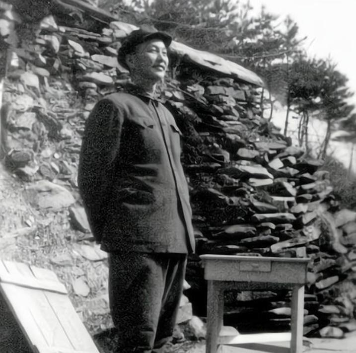 1950年，高岗到朝鲜看望彭德怀，问：毛岸英呢？他怎么不来看我？