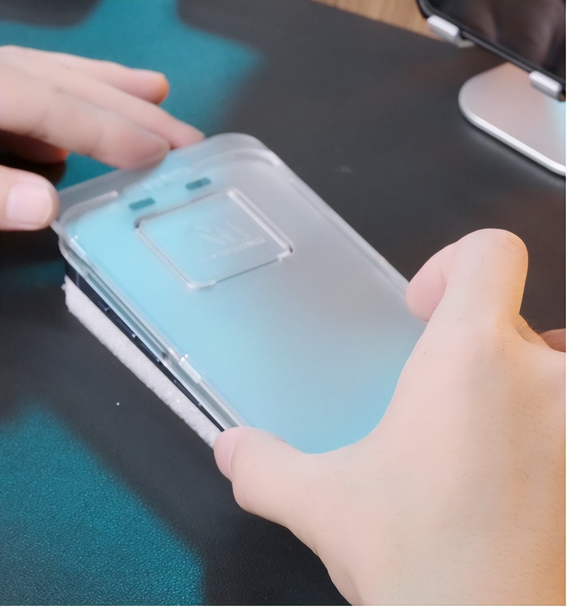 手机应该贴怎样的钢化膜比较好,手机贴钢化膜哪一种好一些