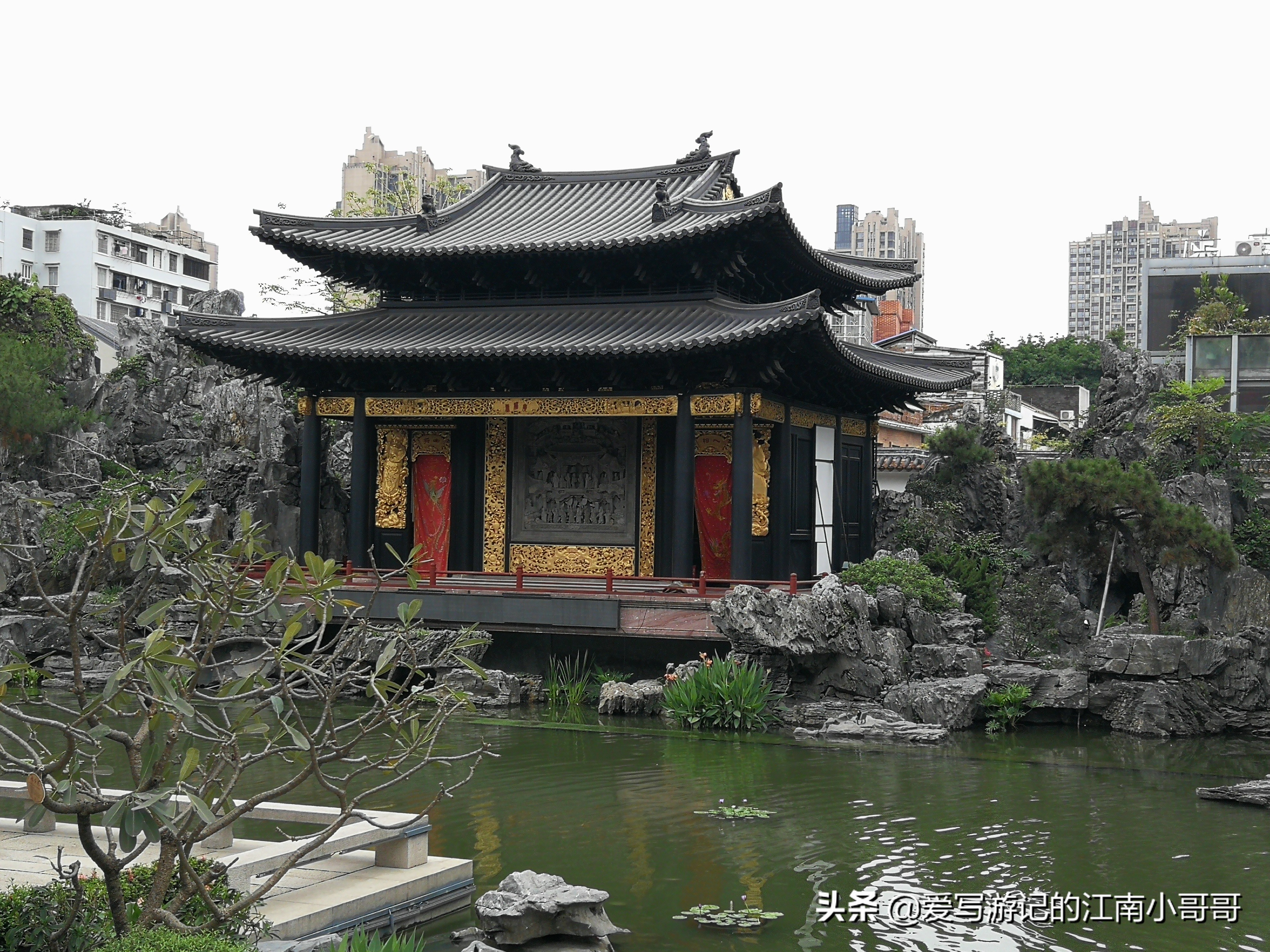 粤博内的红石舫、吉庆别馆、八和阁和万福台，通过池塘串联了起来