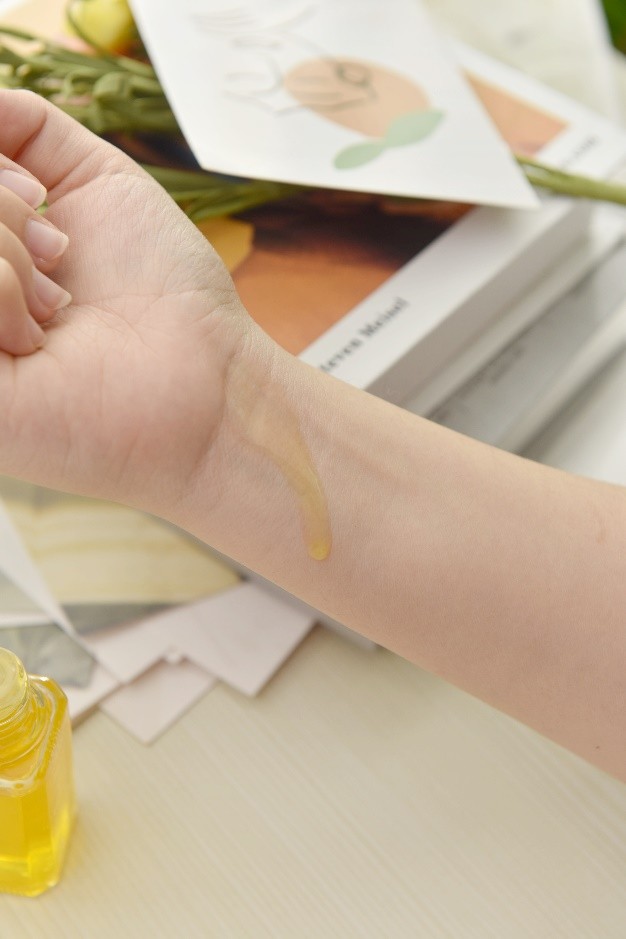 精华和精华油二选一,正确使用精华油的方法