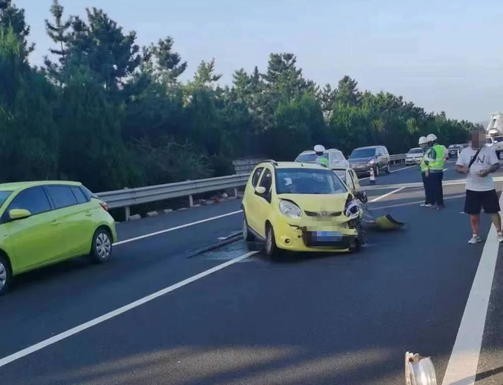 高速上爆胎交通事故,高速轿车爆胎事故