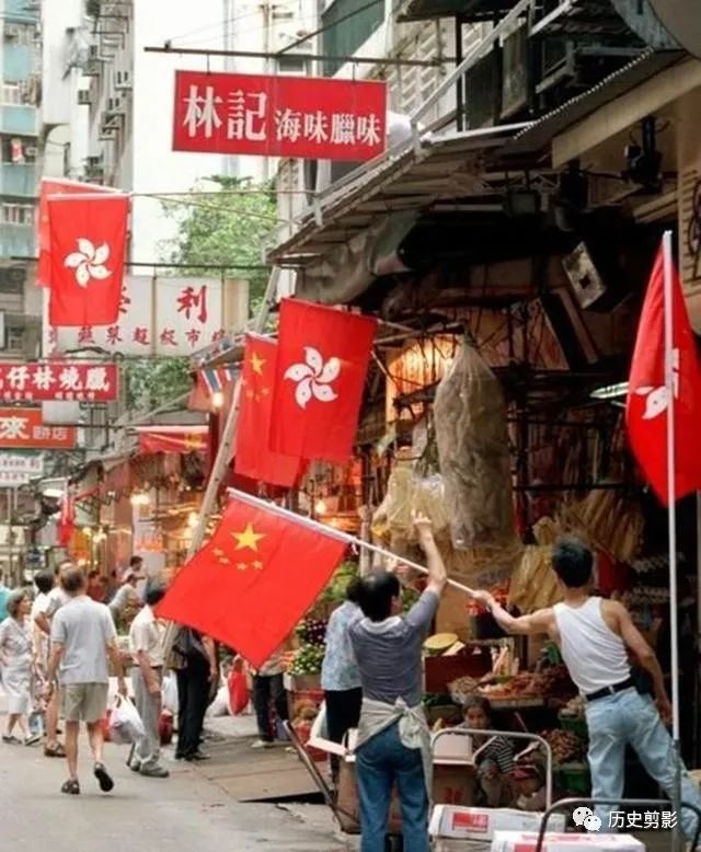 97年香港回归历史老照片：香港人庆祝回归街头挂满五星红旗