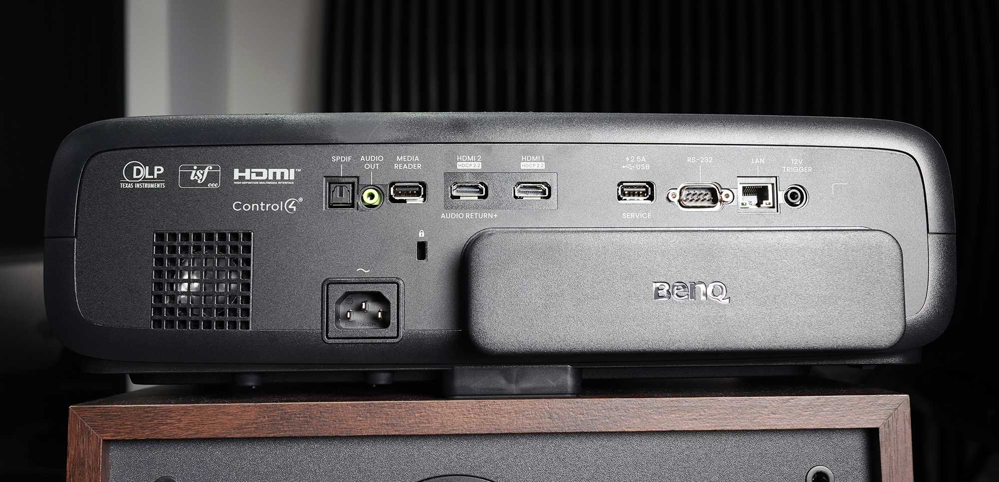 爱普生tz3000和明基4550,同价位投影仪和显示器