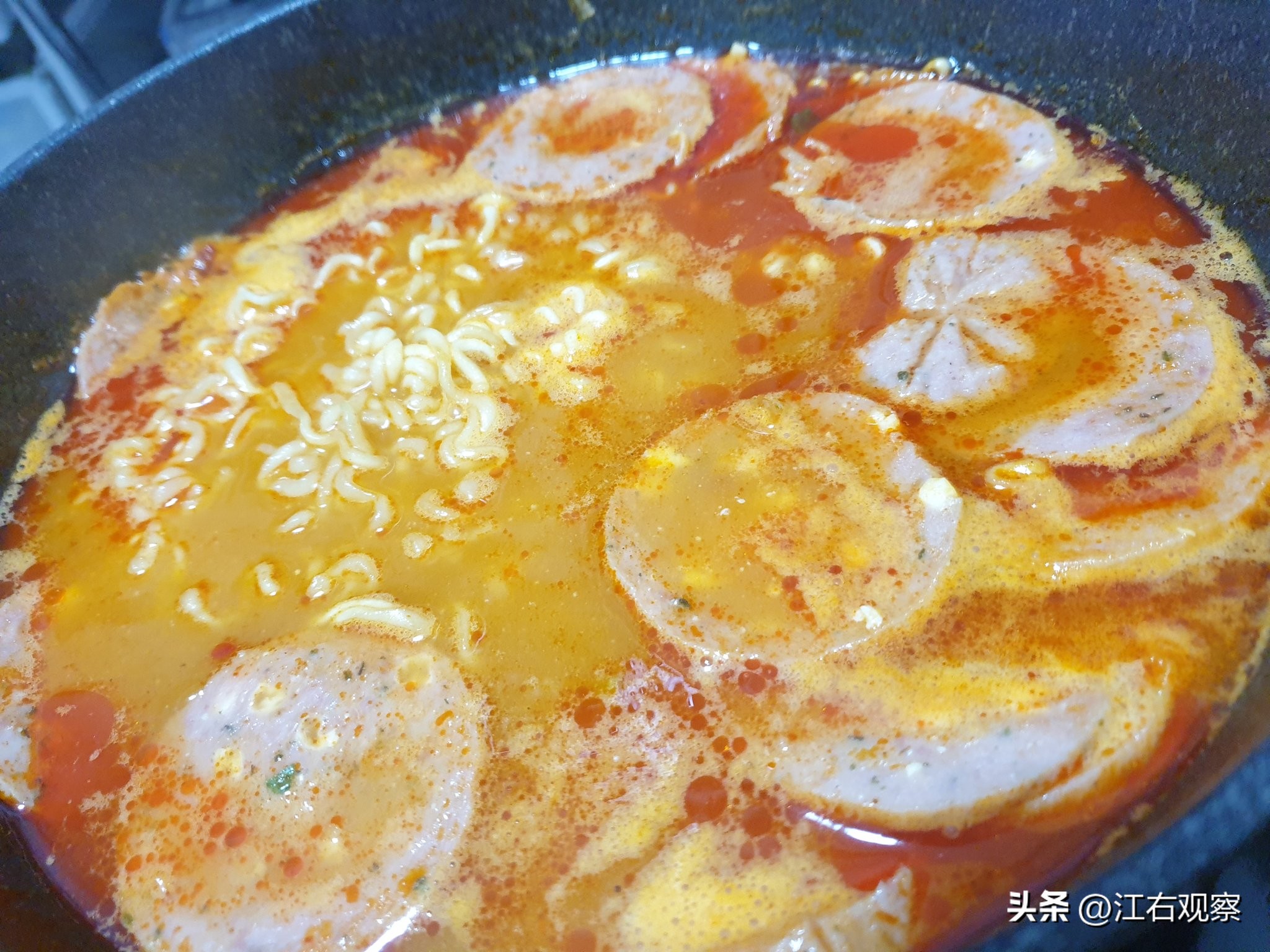 部队锅被正名？韩国旅游局承认食材是美军剩下的，但仍不说垃圾桶