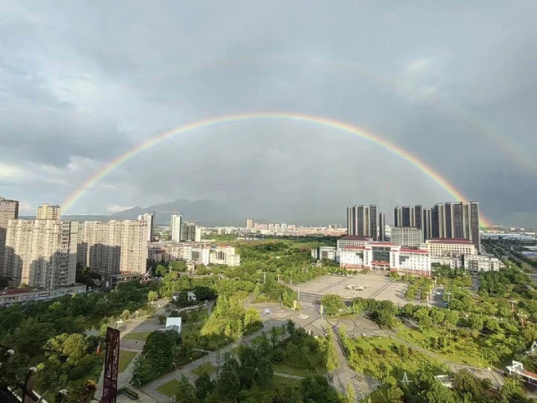 彩虹是怎么样形成的叫什么效应,彩虹成因是光的什么现象