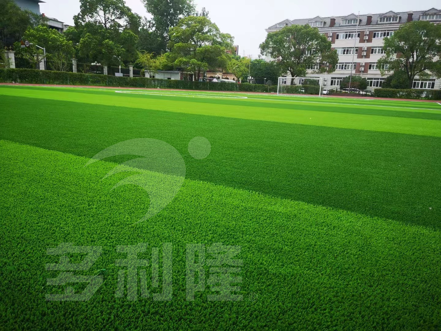 选专业人造草坪足球运动很重要