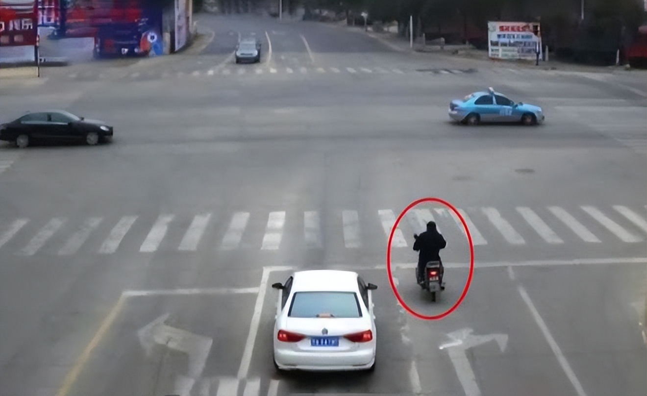 神秘男子买彩票中奖2100万,男子中彩票大奖第二天淡定去上班