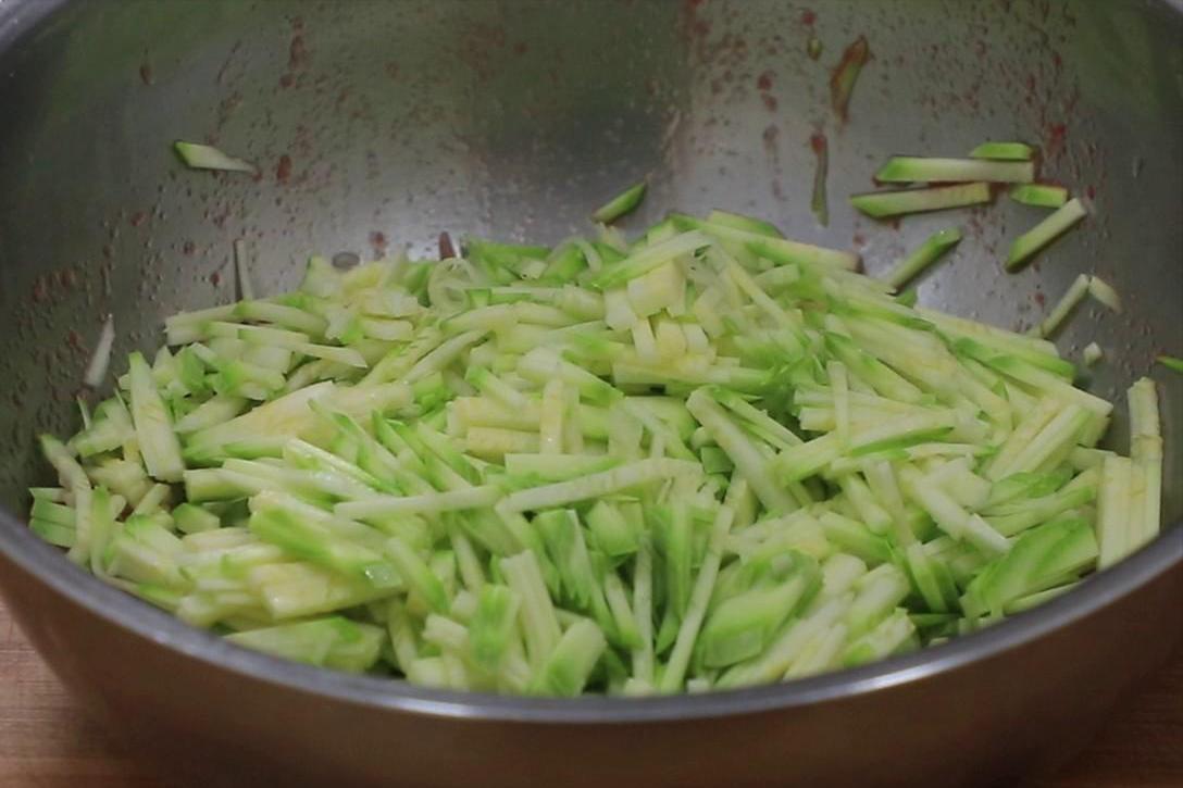 补充钙质和吃一点含钙高的食物,100克芝麻的含钙量比牛奶高多少