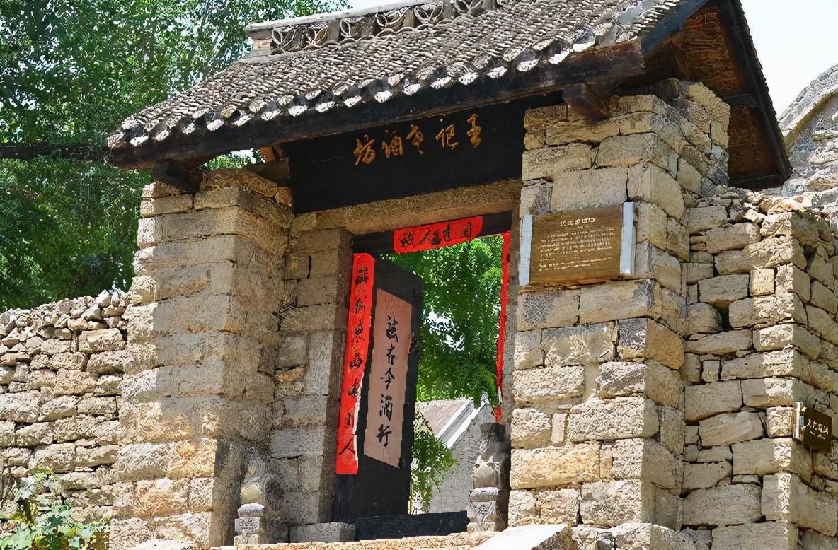 宁住庙前不住庙后俗语,宁住过头屋不住露肘屋啥意思