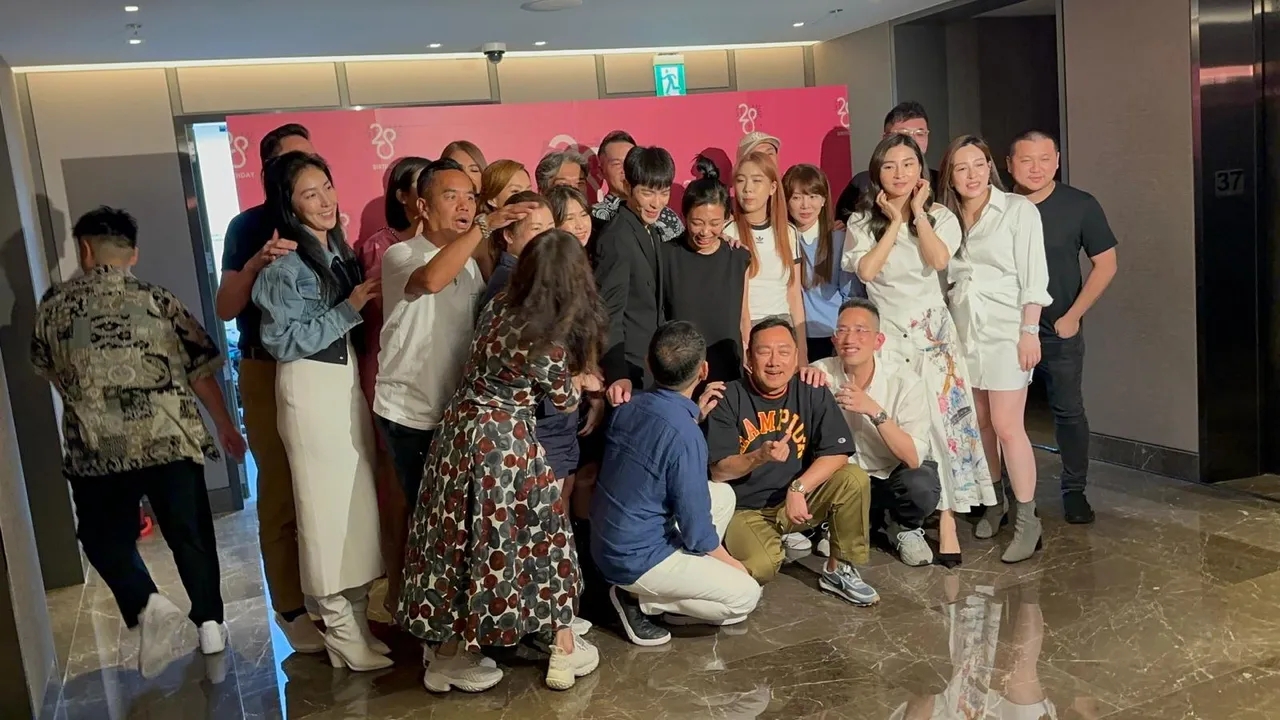 萧敬腾50岁准老婆背景超狂，双硕士星二代，被老萧2000万钻戒套牢