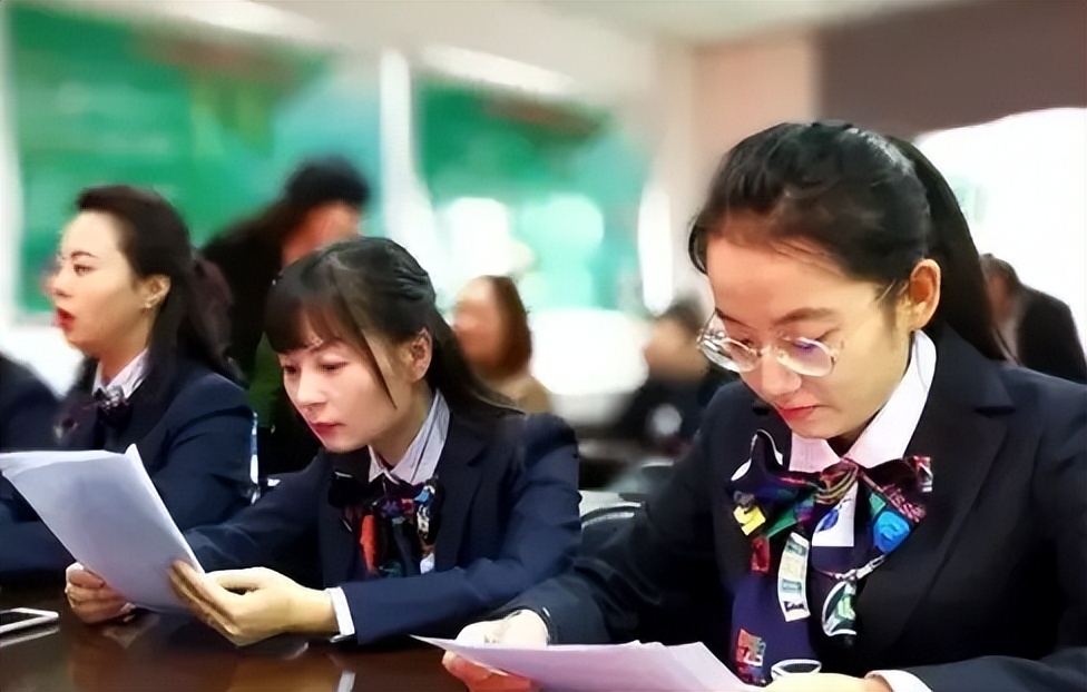 00后进入*草烟**后晒工资条，公积金数额“很亮眼”，说不羡慕是假的