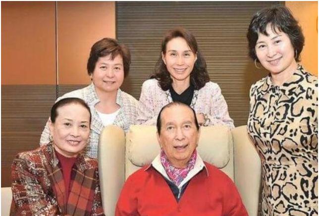 梁安琪何超欣逛街,梁安琪何超欣豪宅