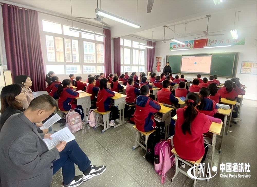 巴东县官渡口镇中心小学开展以赛促教不断提升青年教师执教水平