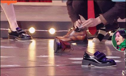 胡歌为礼仪小姐姐化解尴尬娱乐,胡歌帮礼仪小姐解围对比