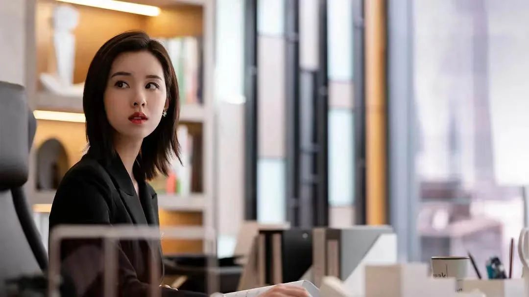 美女开奔驰收废品,90后美女废品回收开奔驰