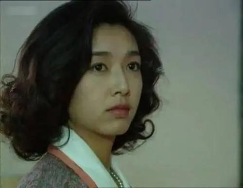 看烦了满屏的“纸片人”“排骨胸”，这几位有肉感的女星才是真美