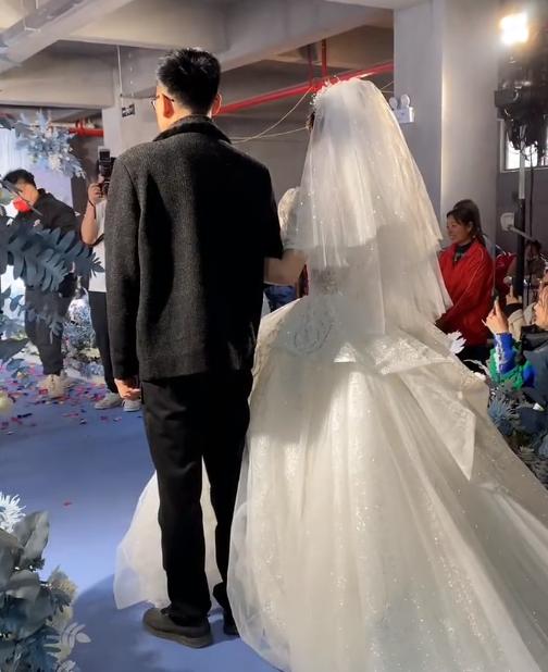 婚宴结束后新娘送娘家人坐车离开,婚宴结束送走亲友新娘孤独的哭了