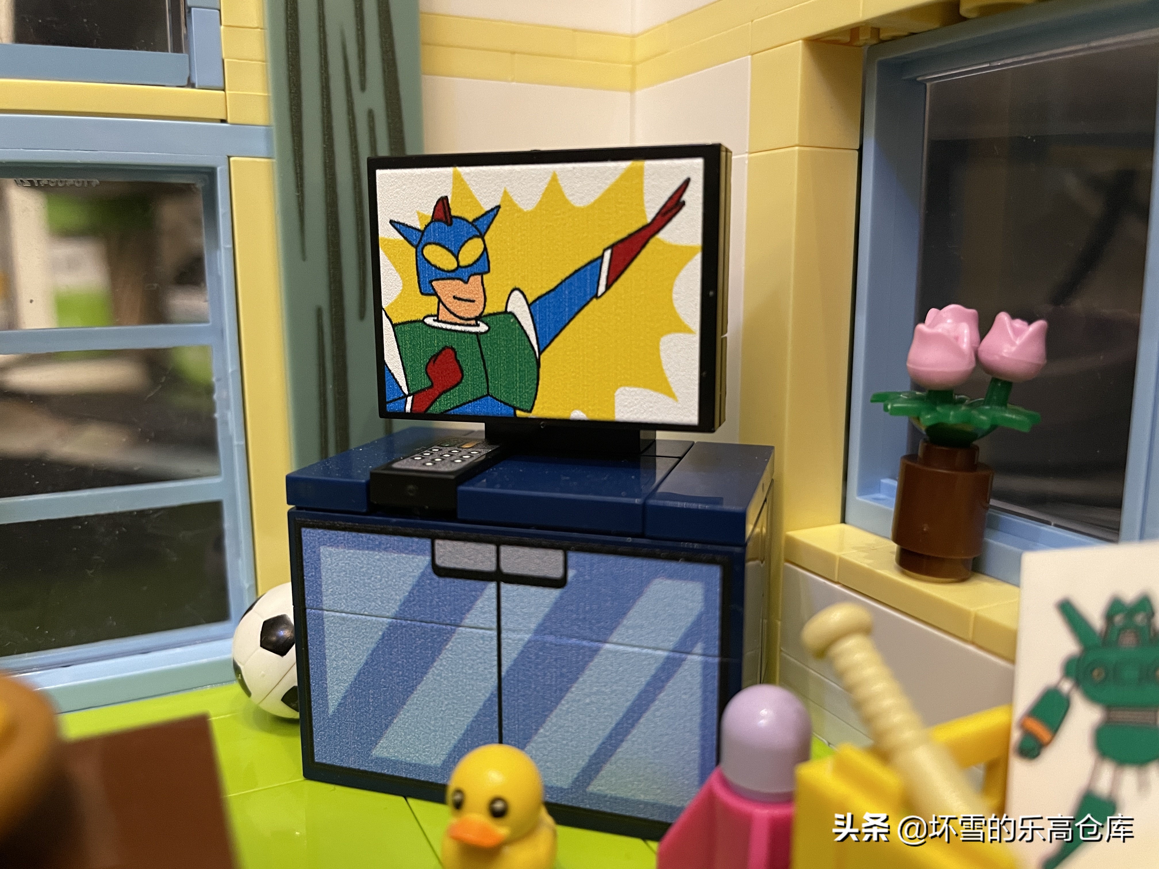 小新来妮妮家看动感超人,小新玩动感超人游戏