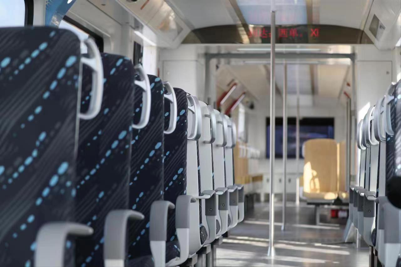 “北京研发、河北制造”，国内首列氢燃料混合动力铰接轻轨车，在河北京车智能制造基地下线