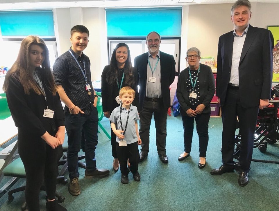 英国议员与苏纳克合影,英国首相苏纳克被支持吗