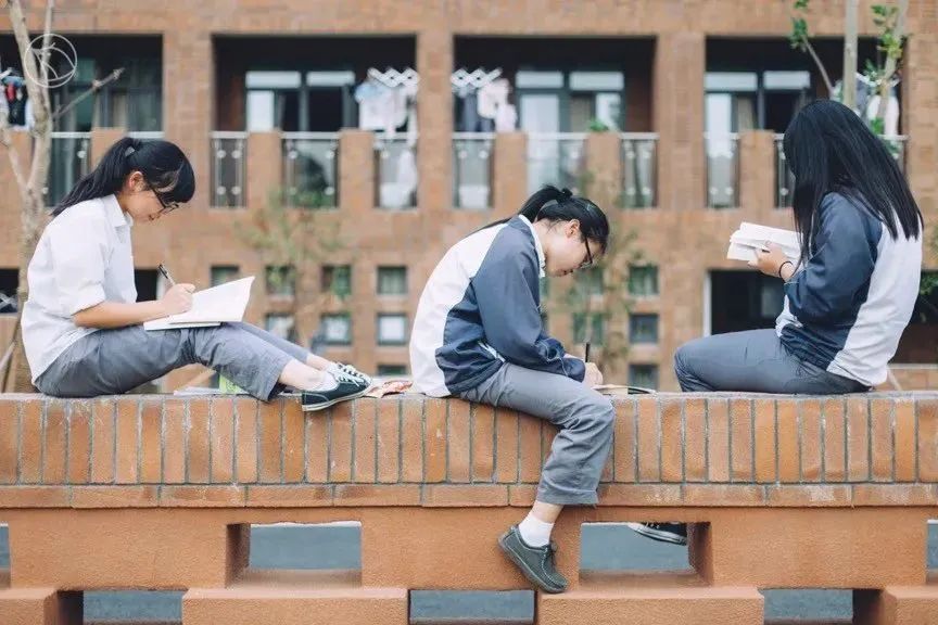 这个校园“*拍偷**狂魔”,拍下了95后的绝版青春