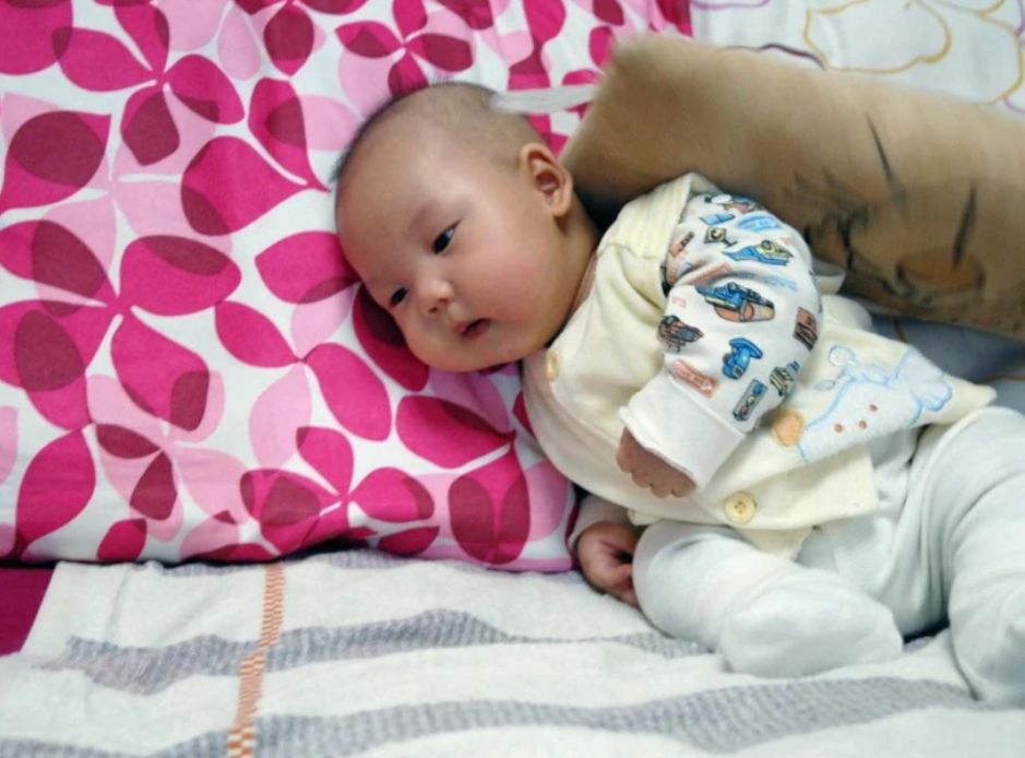 宝宝睡觉满头大汗是热的吗,宝宝夜睡满头大汗是什么原因