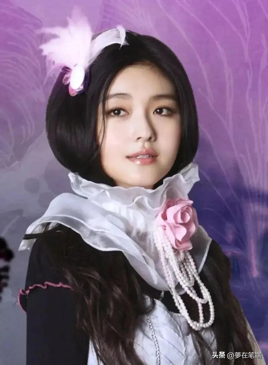 如今很多人吐槽大S穿阿依莲的衣服很土,其实那时的大S很甜美淑女