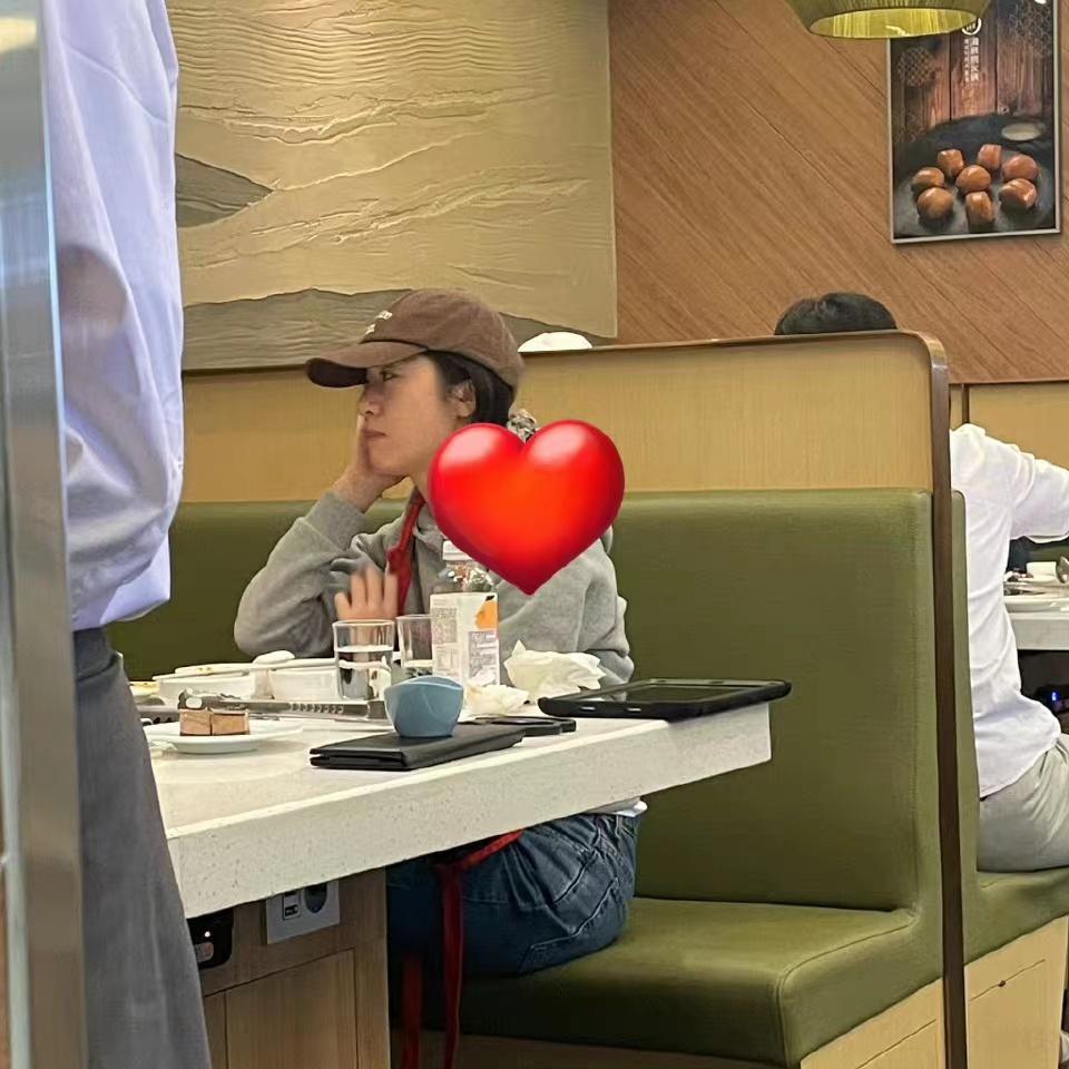 郑秀晶当场被粉丝表白,郑秀晶偶遇粉丝买单