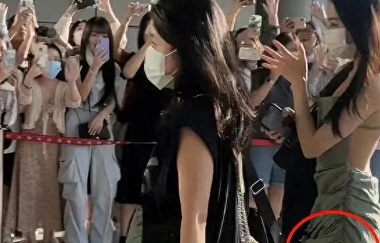 半露*裤内**和下胸？这些女明星派真是把“诱惑”推到了极限