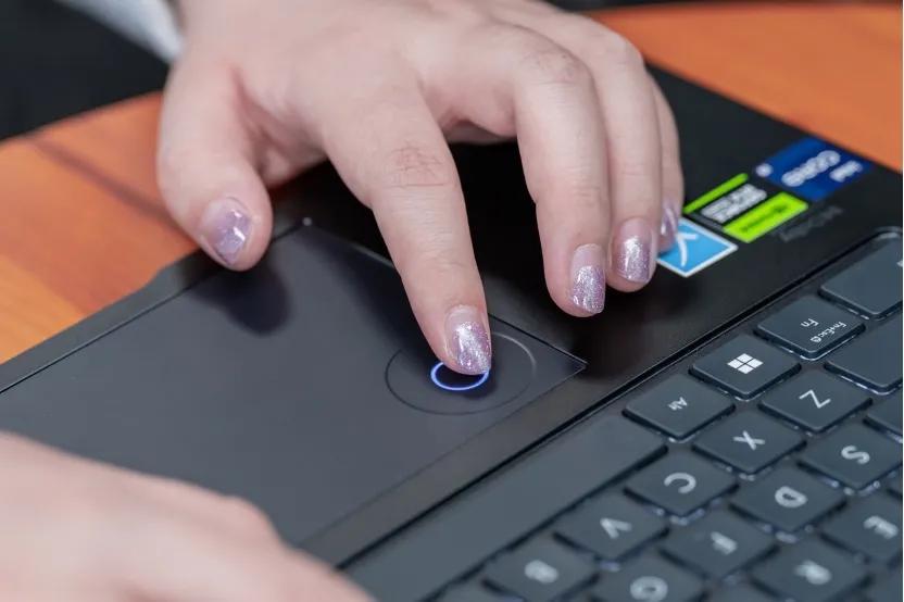 紫色笔记本电脑华硕灵耀pro测评,高端oled显示屏