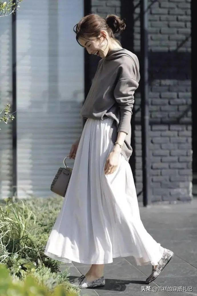 卫衣半裙春日巨火穿搭,卫衣半裙早秋这样穿时髦又简单