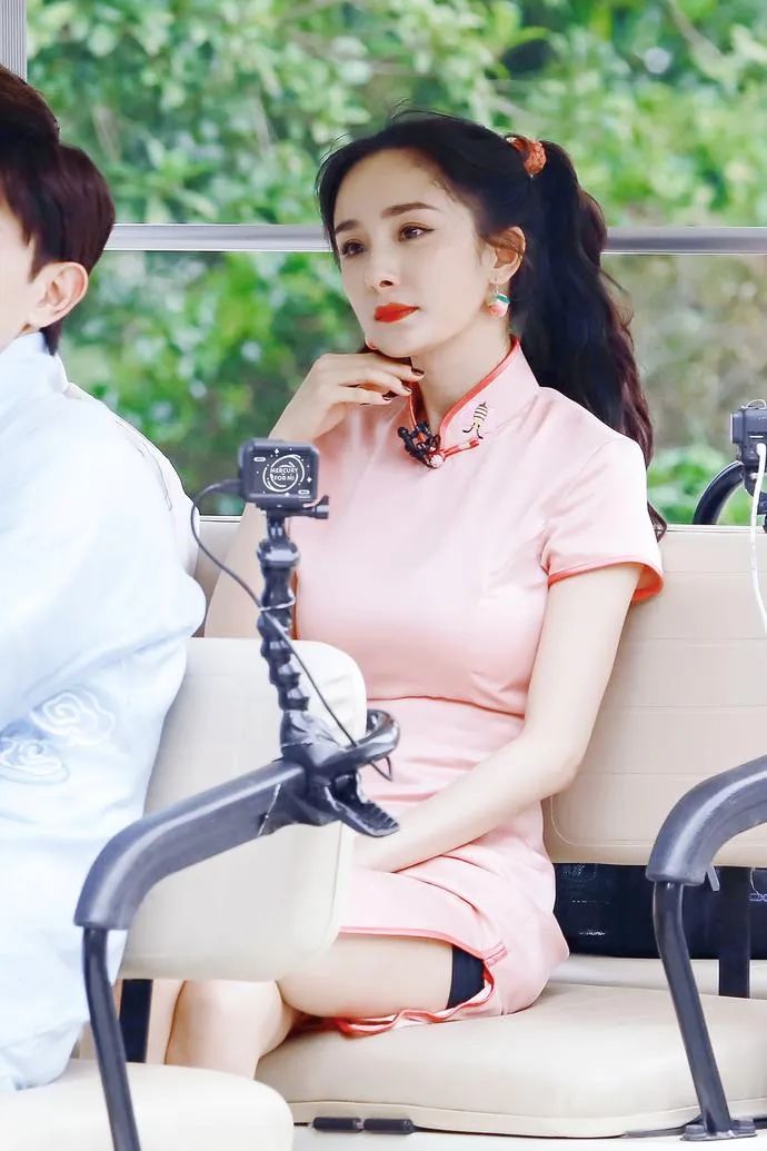 刘嘉玲关晓彤同框,穿旗袍大秀窈窕好身材