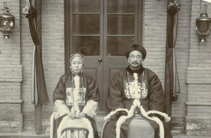 日军当着国军的面杀俘虏,日军侵华兽行