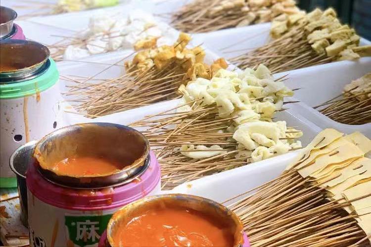 假期被大鱼大肉“齁”到了？快来小吃街换换口味吧